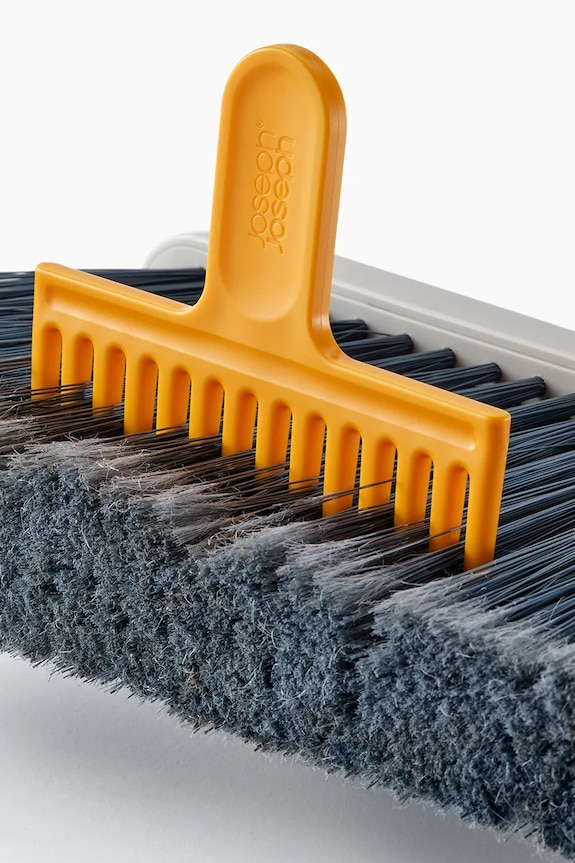 Nástenná nastaviteľná metla na zametanie Joseph Joseph Cleantech 94 x 26 cm 65008 béžová