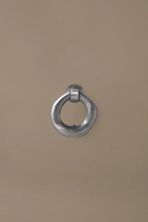 Ferm Living kołatka do drzwi z aluminium 10,4 x 9,5 x 3,3 cm 1104273179 srebrny AA00