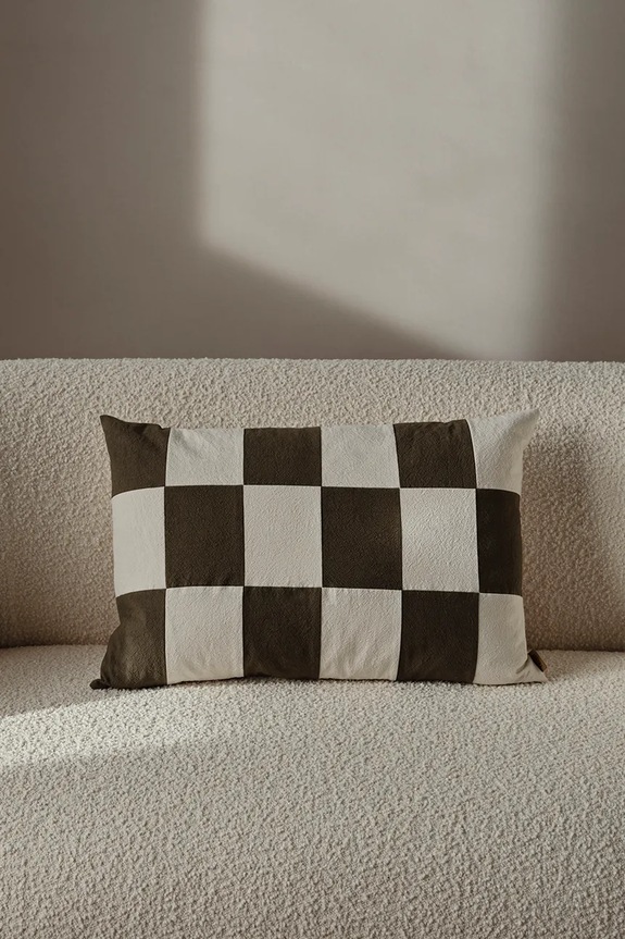 ferm LIVING poszewka ozdobna Fold Patchwork Cushion 1104268648 brązowy AA00