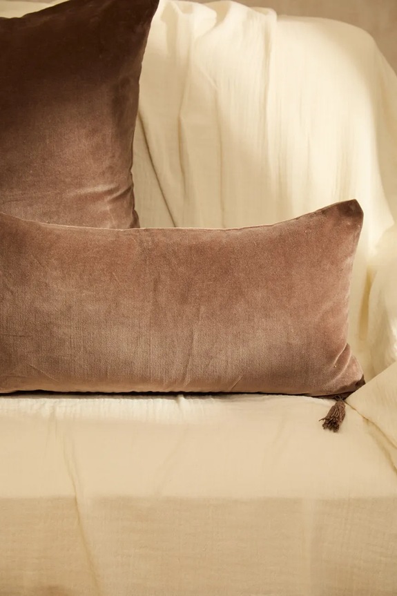 Living și dormitor Calma House față de pernă decorativă din bumbac Velour 30 x 60 cm VELOUR.30.MRR maro