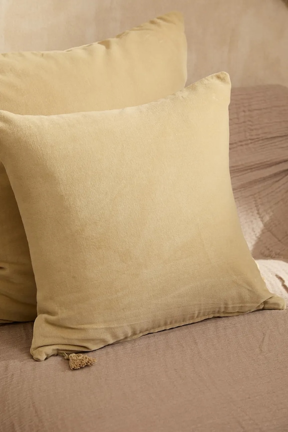 Living și dormitor Calma House față de pernă decorativă din bumbac Velour 45 x 45 cm VELOUR.45.CRU bej