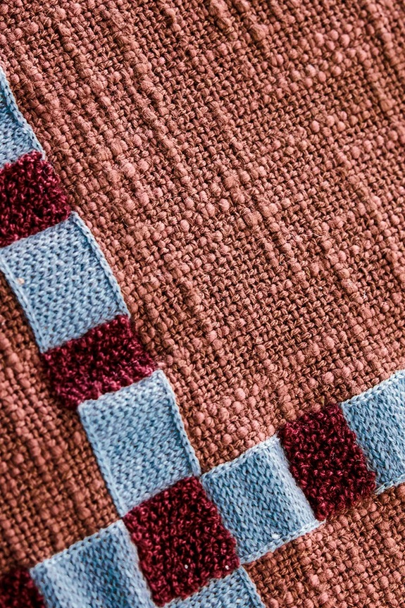 Nappali és hálószoba House Doctor dekoratív pamut párnahuzat HDCross 50 x 50 cm 900000156 többszínű