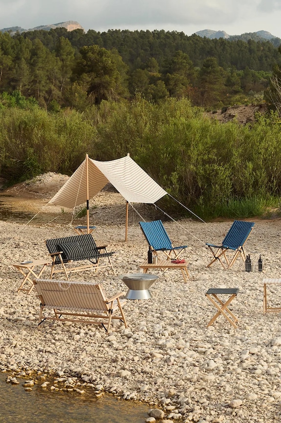 HAY dekoratívny vankúš z plastu 35 x 45 x 10 cm čierna AE977.E866.AS27