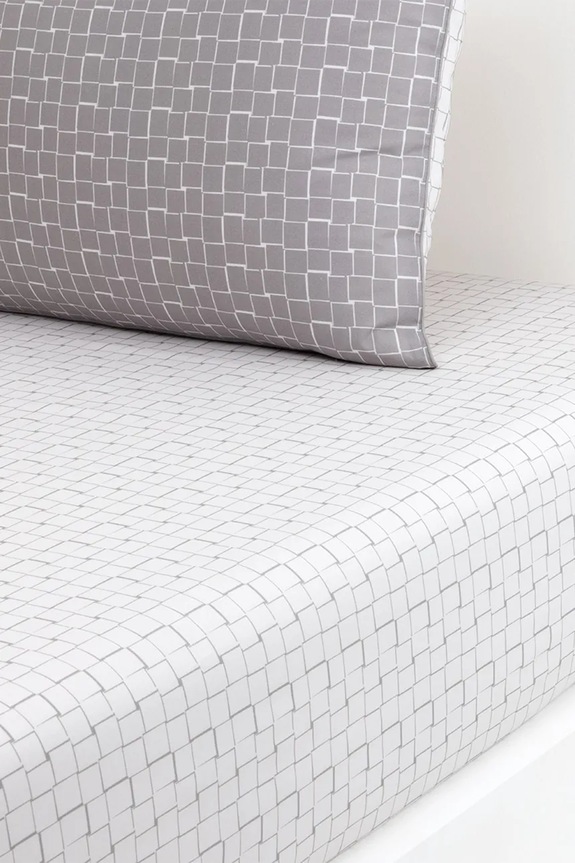 Pamučna plahta s gumom Lacoste L BLOCK Greige 90 x 200 cm siva 1057018