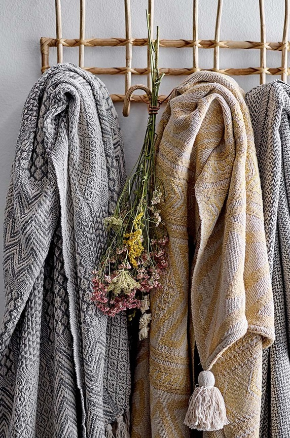 Dnevni boravak i spavaća soba Prekrivač Bloomingville 14200731 šarena