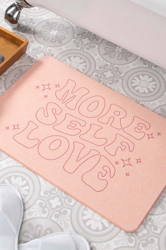 Artsy Doormats tappeto da bagno More Self Love 39 x 60 cm rosa BATHP.MORESELFLOVE