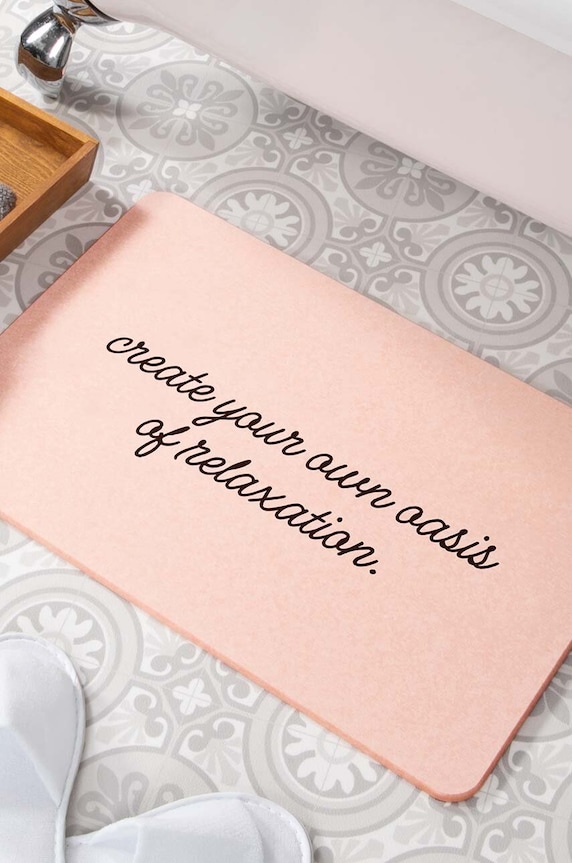 Artsy Doormats tappeto da bagno Create Your Own Oasis Of Relief 39 x 60 cm BATHP.OASIS rosa AA00