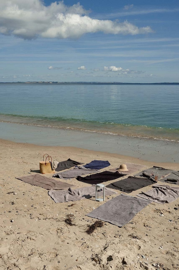 Fürdőszoba Zone Denmark közepes méretű pamut törölköző Classic Grey 70 x 140 cm 330308 szürke