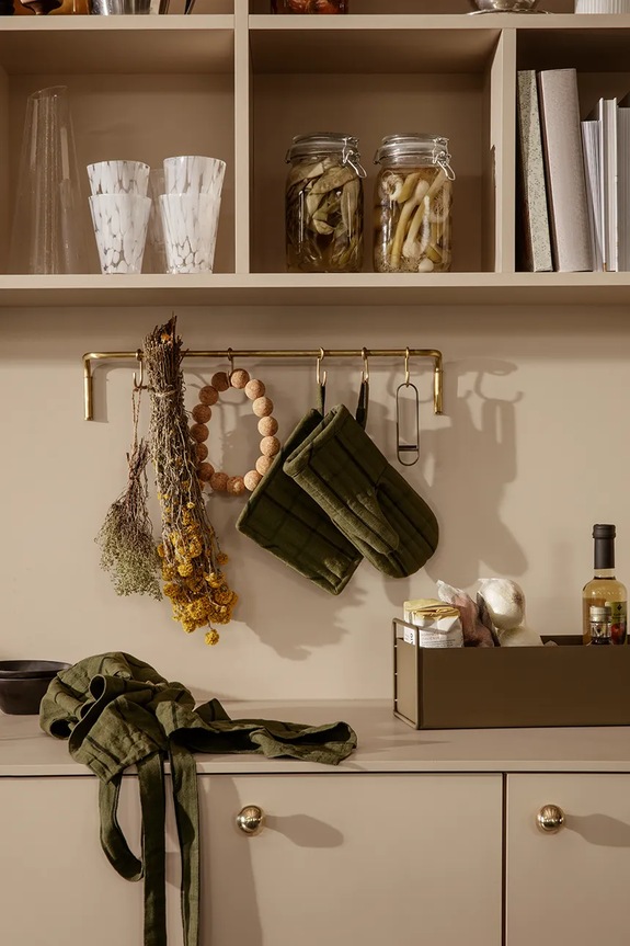 Всекидневна и спалня Закачалка за стена ferm LIVING Kitchen Rod 55 cm 5479 жълт