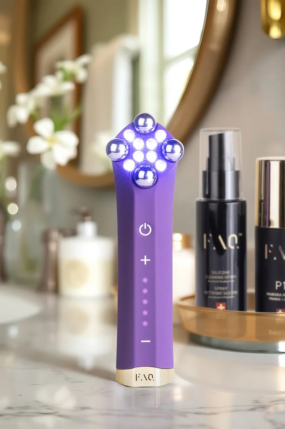 FOREO apparecchio per il modellamento del viso con led e doppio microcorrente FAQ 401 violetto F0501