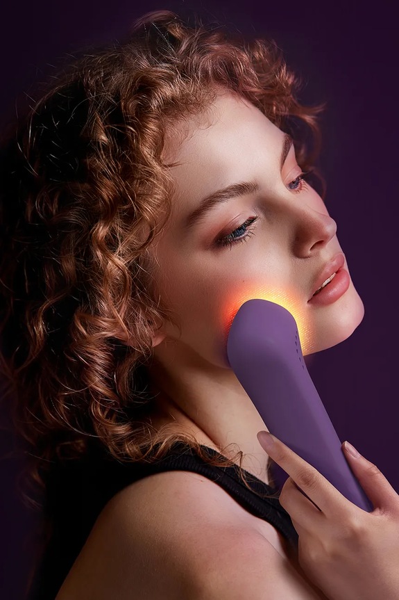 FOREO dispozitiv de terapie cu lumină cu spectru complet FAQ 501 F0532 violet