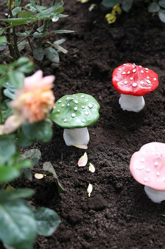 Dekorativní svíčka &k amsterdam Mushroom Dots červená 1093.02
