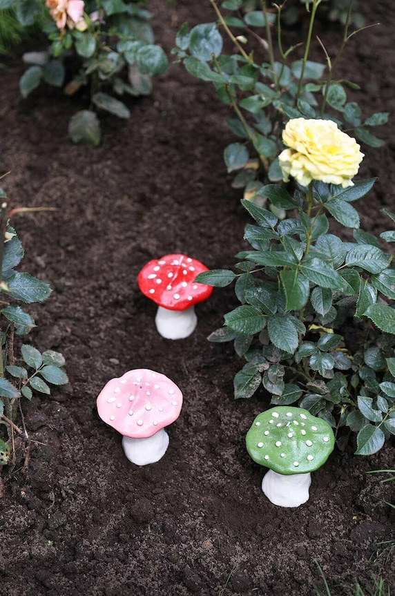 Dekorativní svíčka &k amsterdam Mushroom Dots 1093.02 červená