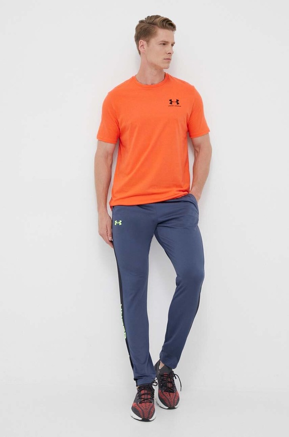 Under Armour tréningové tričko pánske s bavlnou SPORTSTYLE LEFT CHEST 1326799 oranžová SS26