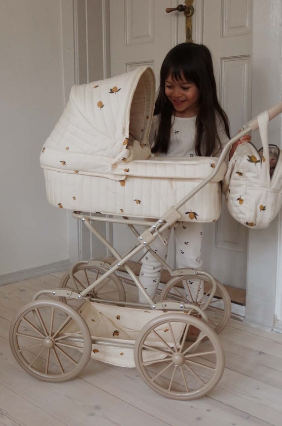 Konges Sløjd passeggino per bambole Planet friendly beige KS3564