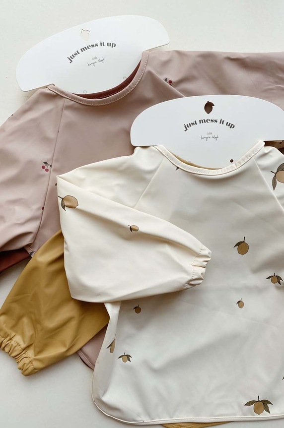 Detský podbradník Konges Sløjd 2-pak DINNER BIB WITH SLEEVES KS2474 béžová SS23