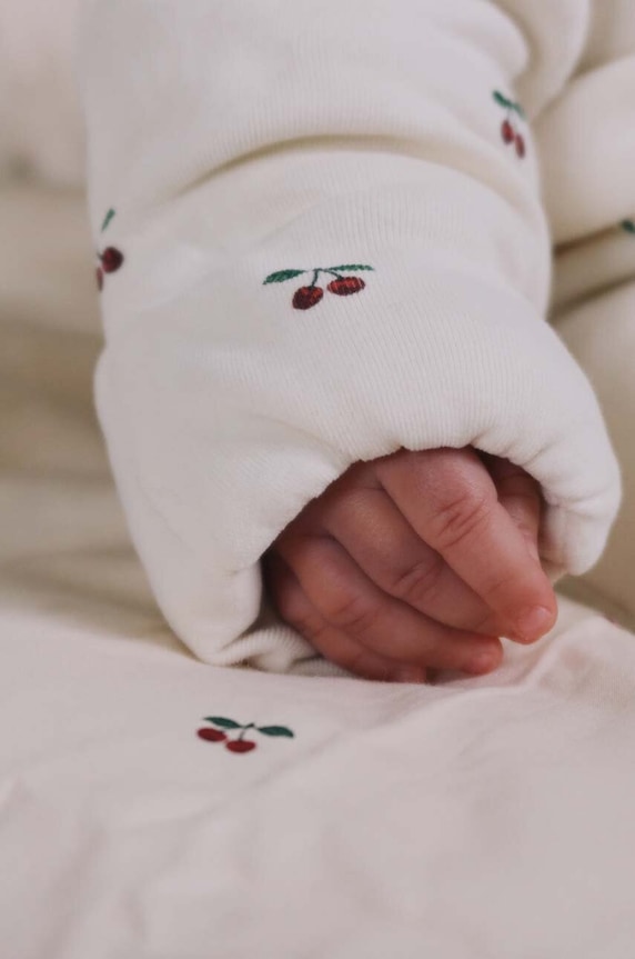 Konges Sløjd rampers bawełniany niemowlęcy NEWBORN ONESIE WITH HOOD KS2601