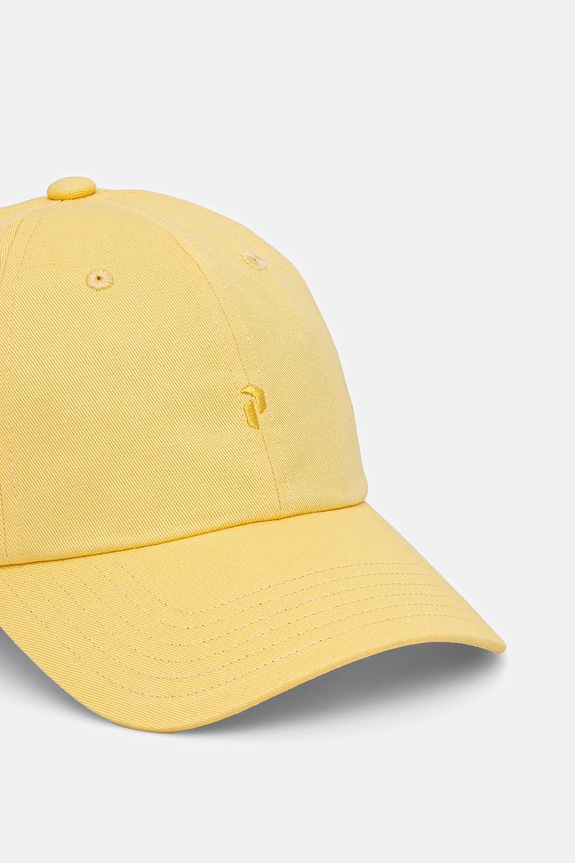 Pamučna kapa sa šiltom Peak Performance G78327 zlatna SS25