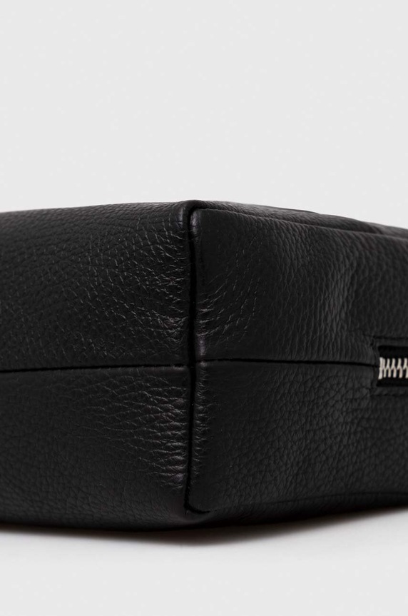 Kožna kozmetička torbica Coccinelle crna E5.MUK.95.G1.01