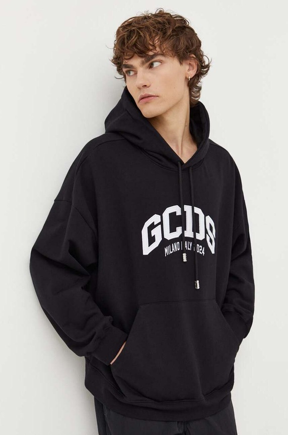 Βαμβακερή μπλούζα GCDS με κουκούλα μαύρο FW23M100681