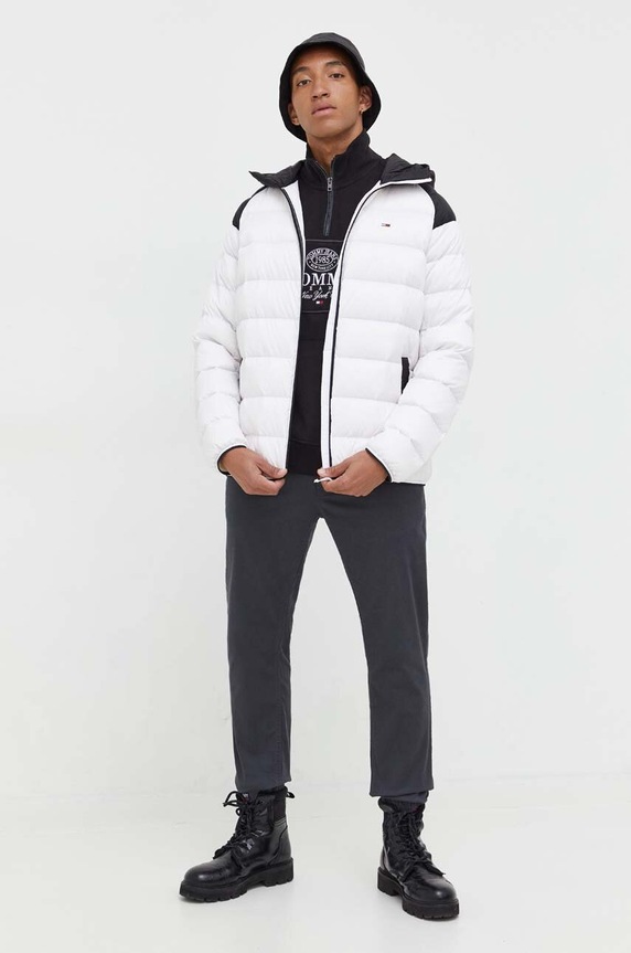 Péřová bunda Tommy Jeans DM0DM17233 bílá AW23