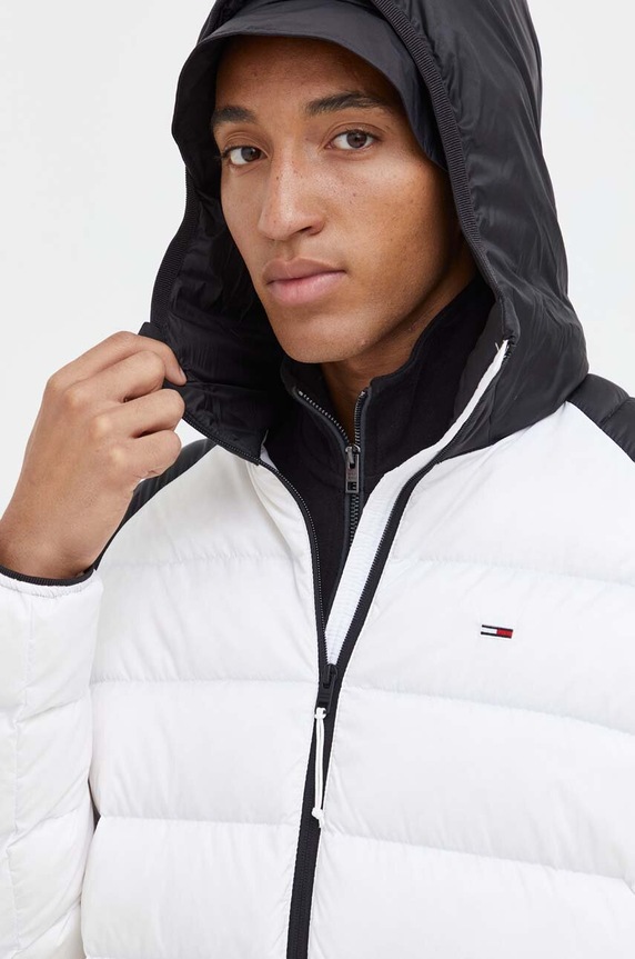 Péřová bunda Tommy Jeans bílá DM0DM17233