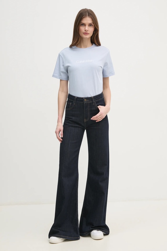 Bavlnené tričko Calvin Klein K20K205448 modrá SS25
