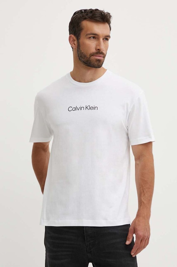Βαμβακερό μπλουζάκι Calvin Klein εμπριμέ λευκό K10K111346