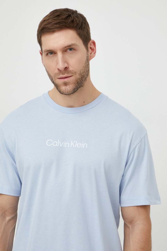 Βαμβακερό μπλουζάκι Calvin Klein εμπριμέ μπλε K10K111346