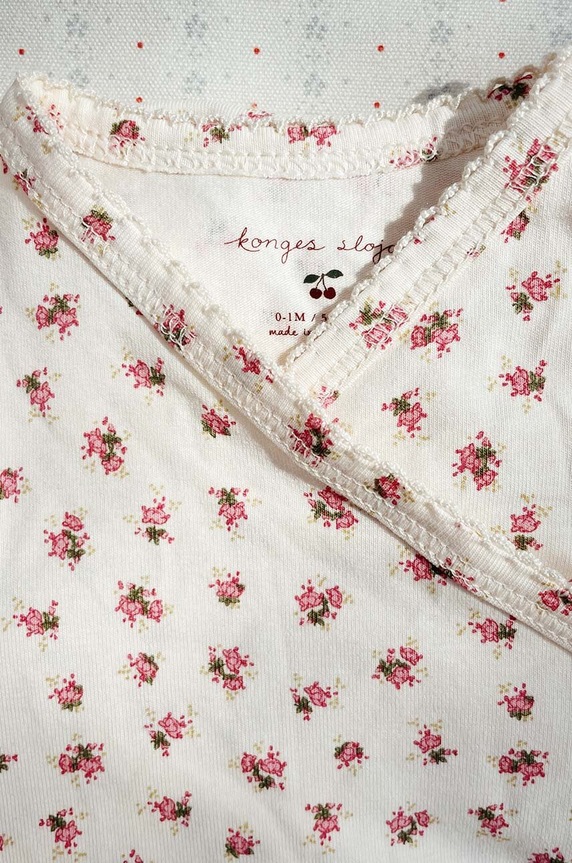 Konges Sløjd rampers niemowlęcy BASIC NEWBORN ONESIE GOTS KS101415 beżowy