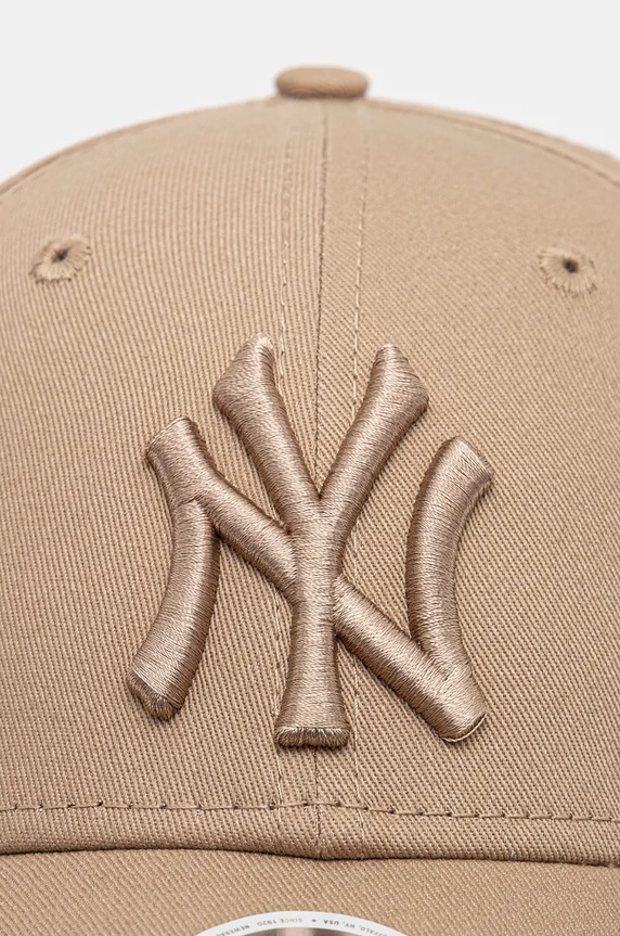 Pamučna kapa sa šiltom New Era LEAGUE ESSENTIAL 9FORTY® NEW YORK YANKEES LEAGUE ESSENTIAL 9FORTY® 60471463 smeđa AW24