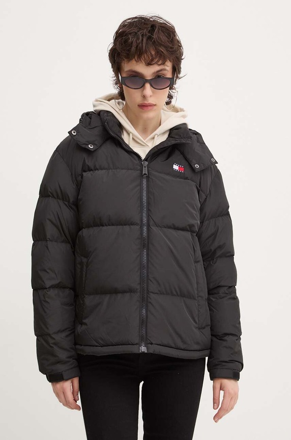 Péřová bunda Tommy Jeans s kapucí černá DW0DW18610