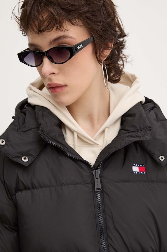 Péřová bunda Tommy Jeans černá DW0DW18610