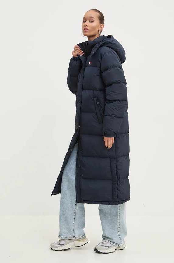 Péřová bunda Tommy Jeans s kapucí námořnická modř DW0DW18860