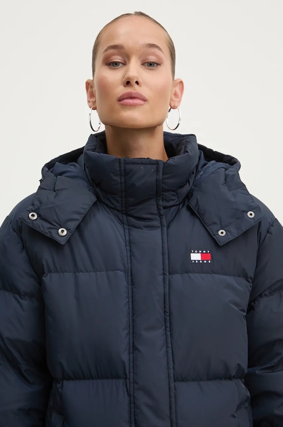 Péřová bunda Tommy Jeans námořnická modř DW0DW18860