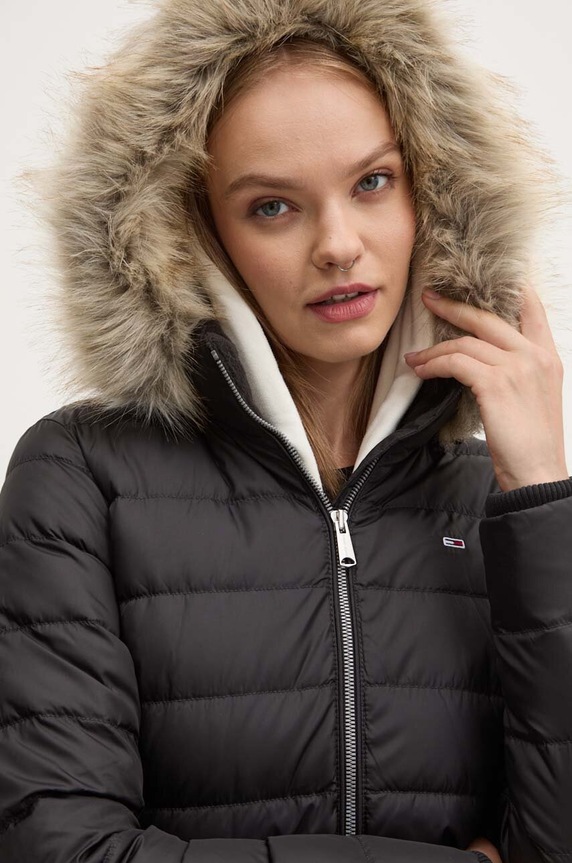 Páperová bunda Tommy Jeans čierna DW0DW18864