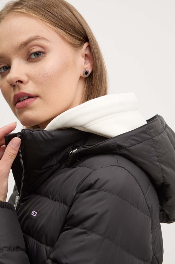 Páperová bunda Tommy Jeans DW0DW18864 čierna