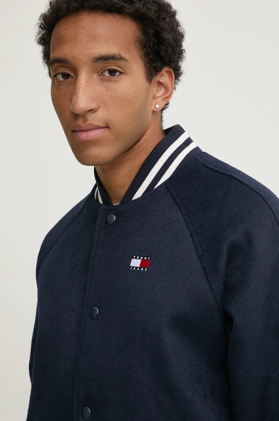 Tommy Jeans kurtka bomber z domieszką wełny granatowy DM0DM20685