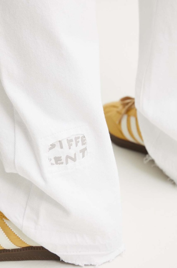 Desigual jeansy KANSAS 24WMDD12 biały