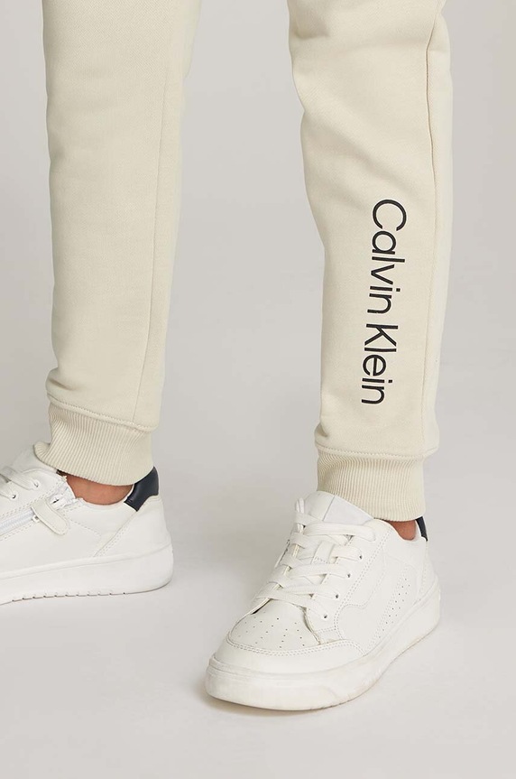 Calvin Klein Jeans spodnie dresowe bawełniane dziecięce REGULAR JOGGER IU0IU00681.128.176.9BYH beżowy