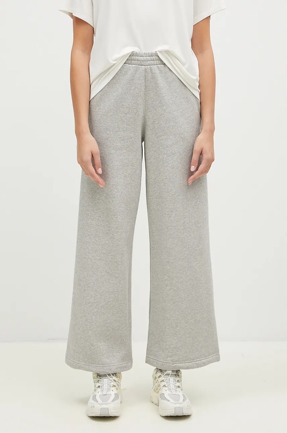 Tepláky adidas Originals Femme Galore Wideleg Fleece Pants hladký šedá JN3028