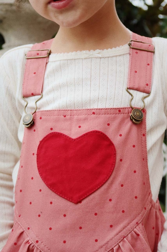 Dětské kalhoty na šle Konges Sløjd NOLA HEART OVERALLS GOTS KS101633