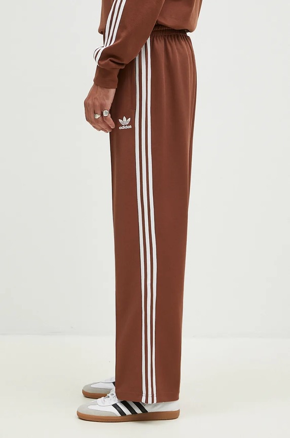 Tepláky adidas Originals Baggy Track Pant nášivka hnědá IZ2476