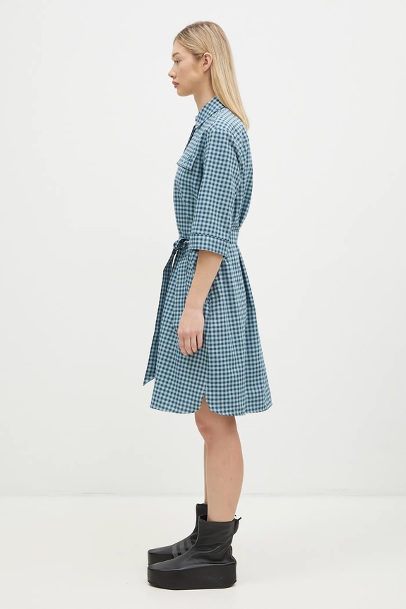 Хлопковое платье Maison Kitsuné Double Pocket NW01620WC5015 голубой AW24