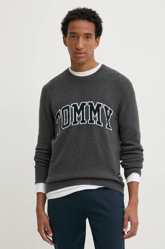 Pulover s dodatkom vune Tommy Jeans natpis siva DM0DM19439