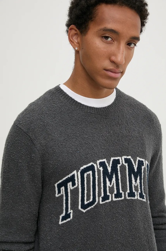 Pulover s dodatkom vune Tommy Jeans siva DM0DM19439