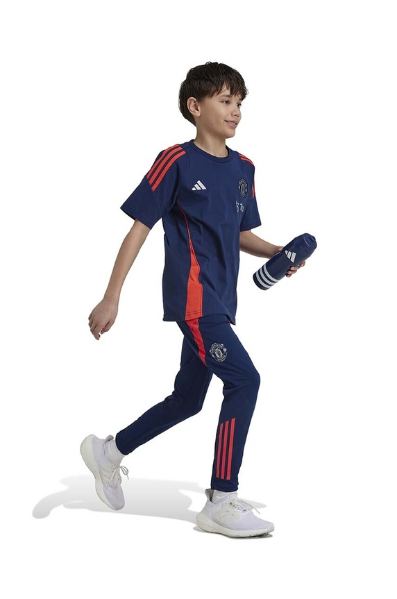 Detské bavlnené tričko adidas Performance MUFC TEEY IT2022