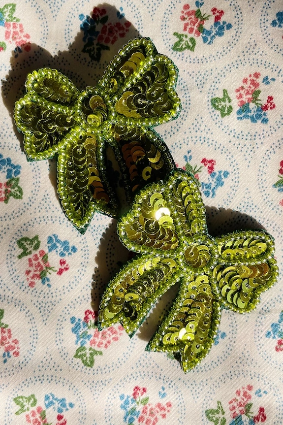 Konges Sløjd spinki do włosów dziecięce 2 PACK SEQUIN BOW HAIR CLIP 2-pack zielony KS104183.9BYA