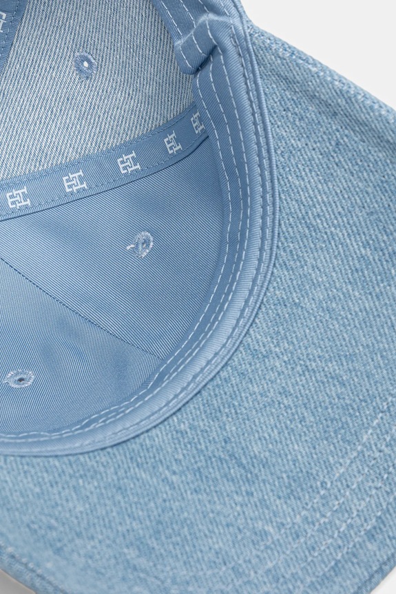 Tommy Hilfiger czapka z daszkiem jeansowa niebieski AW0AW17486
