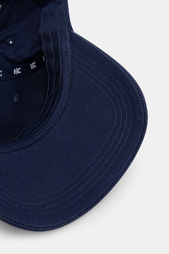 Tommy Hilfiger čiapka so šiltom dámska bavlnená tmavomodrá AW0AW17631